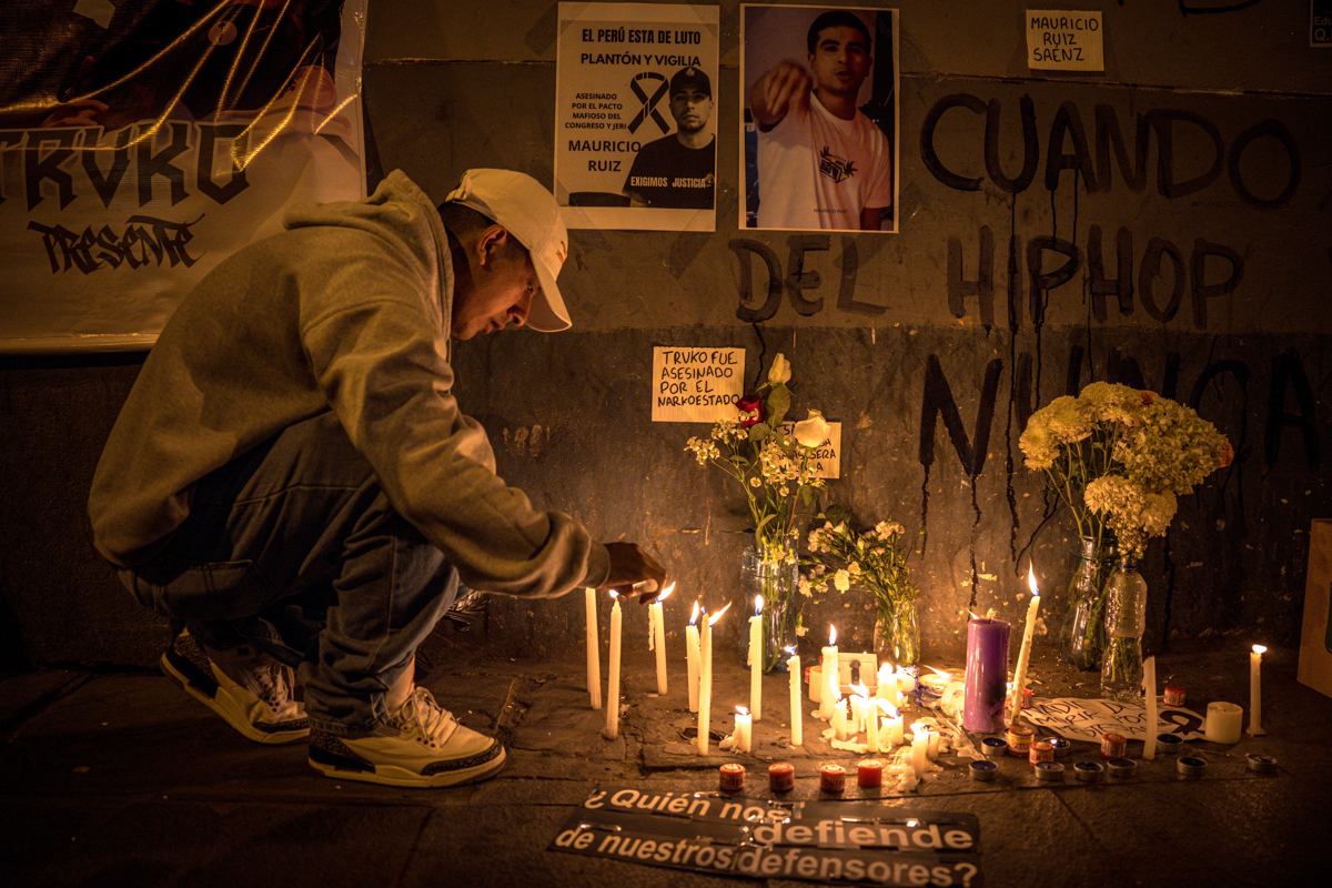 Una persona enciende una vela durante una velatón este jueves, en homenaje a Eduardo Ruiz Saenz, quien falleció el miércoles durante las manifestaciones contra el Gobierno y el Congreso de Perú, en Lima (Perú). (Foto de John Reyes de la agencia EFE)