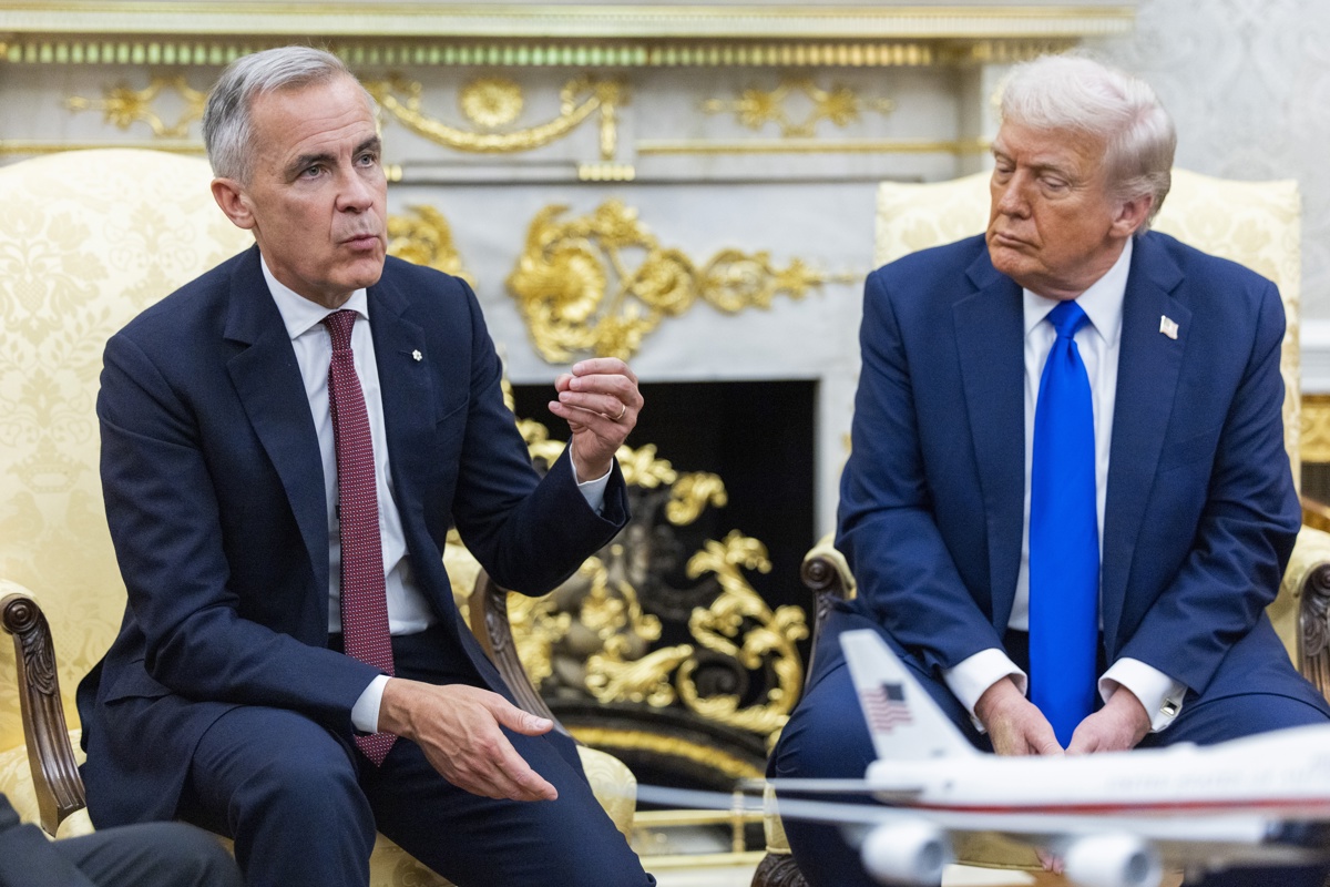 El presidente de EUA, Donald Trump (d), se reúne con el primer ministro canadiense, Mark Carney (i), en el Despacho Oval de la Casa Blanca en Washington, DC, EUA. (Foto de Shawn Thew de la agencia EFE)