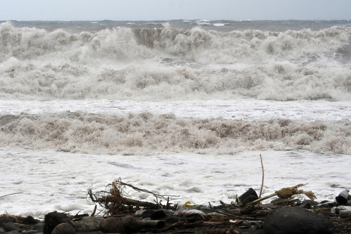 Fuerte oleaje provocado por el paso del huracán Melissa este martes, en Kingston (Jamaica). (Foto de Rudolph Brown de la agencia EFE)