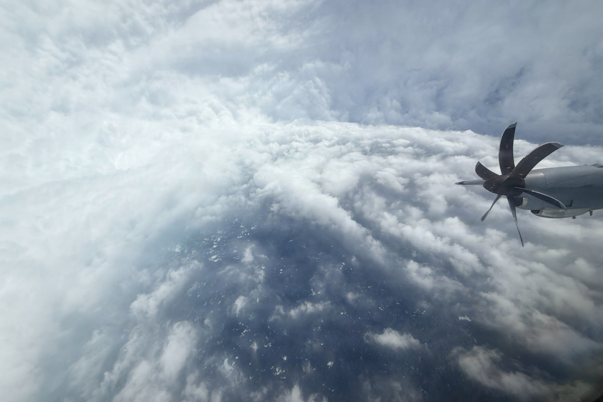 Fotografía cedida por la Fuerza Aérea de Estados Unidos fechada el 27 de octubre de 2025 que muestra el huracán Melissa durante un sobrevuelo de la tripulación de la Reserva del 53.º Escuadrón de Reconocimiento Meteorológico, conocidos como los “cazahuracanes”. (Foto de Mark Withee EFE/Fuerza Aérea de EUA)