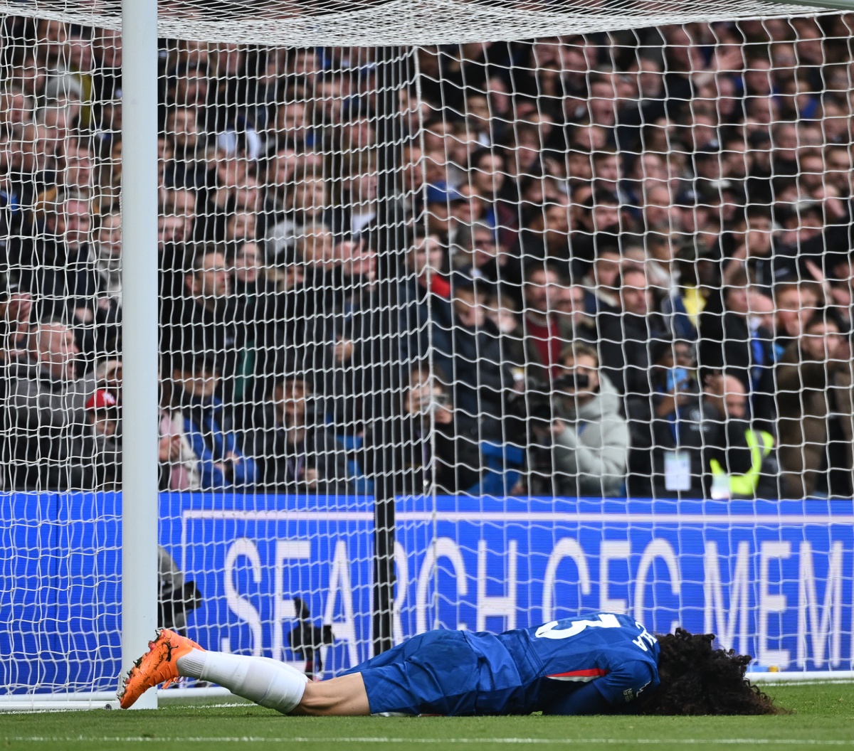 El defensa del Chelsea's Marc Cucurella se lamenta en el terreno de juego durante el partido de la Premier League que han jugado Chelsea FC y AFC Sunderland, en Londres. (Foto de Daniel Hambury de la agencia EFE/EPA)