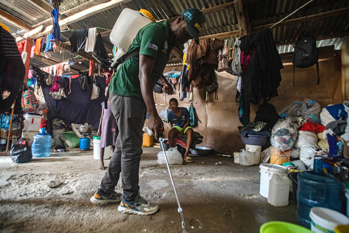 Un funcionario fumigando un campamento de desplazados en Petionville en Puerto Príncipe (Haití). (Foto de Mentor David Lorens de la agencia EFE)