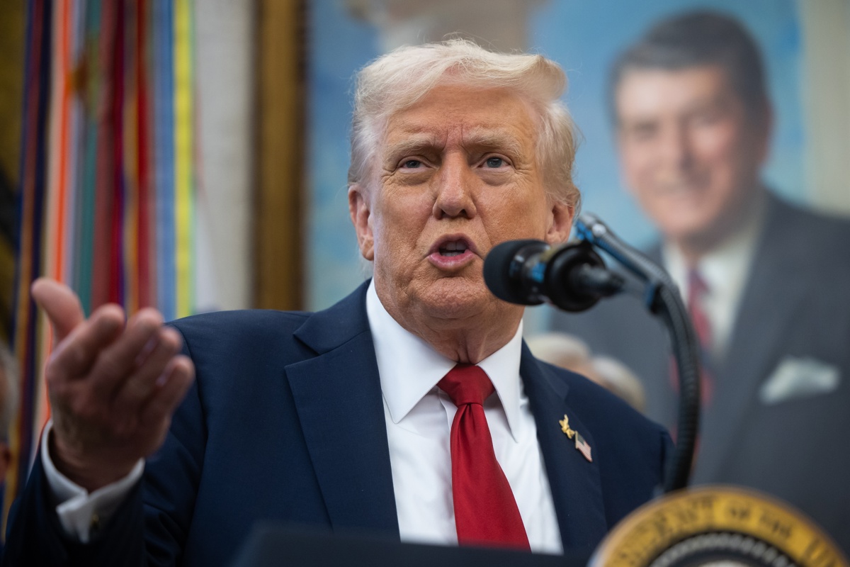 El presidente de Estados Unidos, Donald Trump, habla el Despacho Oval de la Casa Blanca en Washington, en una fotografía del 30 de septiembre de 2025. (Foto de Francis Chung de la agencia EFE)