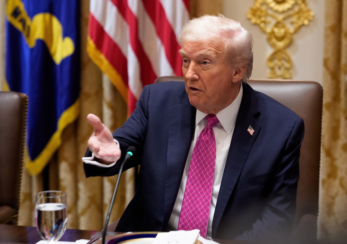 El presidente de Estados Unidos, Donald J. Trump, ofrece declaraciones durante una reunión bilateral en la Sala del Gabinete de la Casa Blanca, en Washington D. C., Estados Unidos, el 17 de octubre de 2025. (Foto de Aaron Schwartz de la agencia EFE)