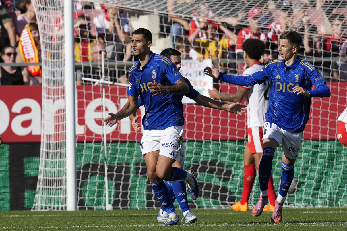 El defensa del Real Oviedo David Carmo (i), celebra su gol contra el Girona, durante el partido de la jornada 10 de LaLiga EA Sports disputado en el estadio municipal de Montilivi de Girona este sábado. (Foto de David Borrat de la agencia EFE)