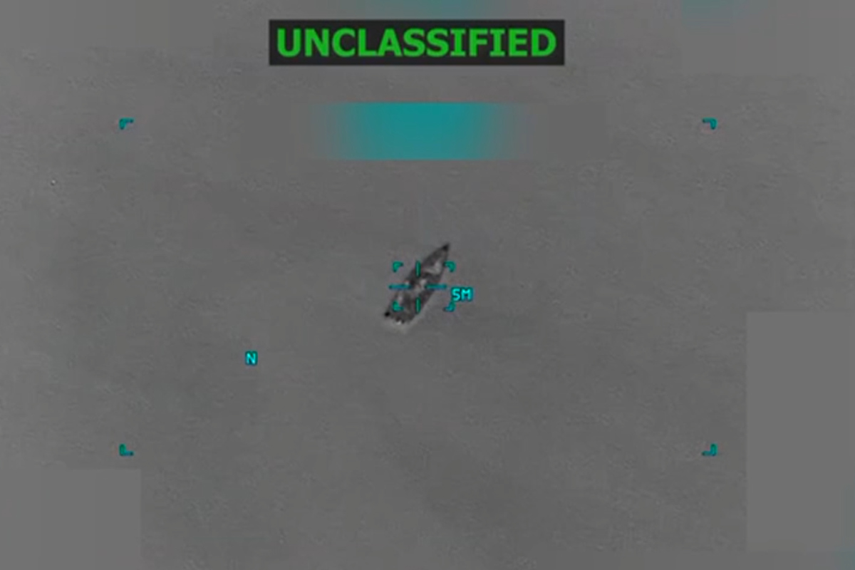 Captura de pantalla de un video publicado en la cuenta oficial de Truth Social (@realDonaldTrump) del presidente de Estados Unidos, Donald Trump, que muestra un ataque del Ejército estadounidense a una lancha en el Caribe. (EFE/ @realdonaldtrump)