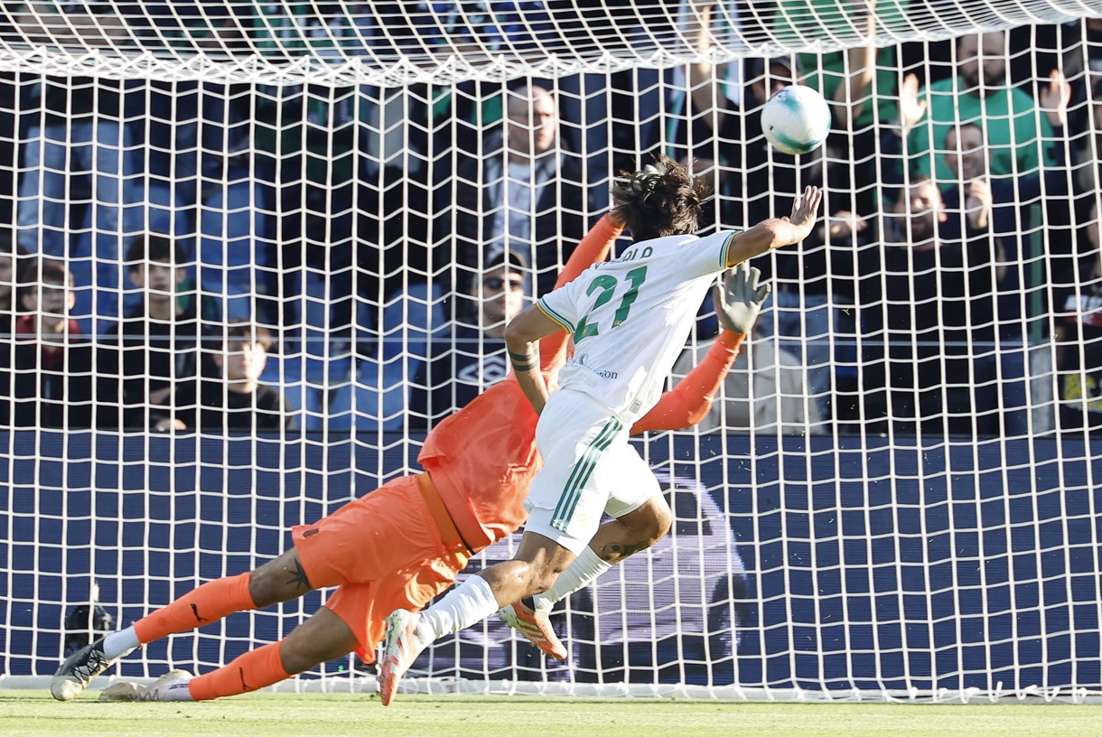 El jugador del Roma Paulo Dybala logra 0-1 durante el partido de la Serie A que han jugado US Sassuolo y AS Roma en Reggio Emilia, Italia. (Foto de Elisabetta Baracchi de la agencia EFE/EPA)