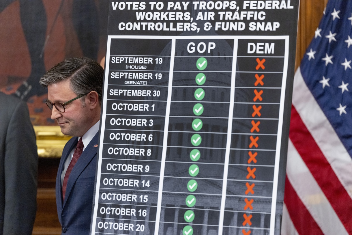 El presidente de la Cámara de Representantes, Mike Johnson, participa en una conferencia de prensa sobre el cierre del Gobierno en el Capitolio de EUA en Washington, DC. (Foto de Shawn Thew de la agencia EFE)