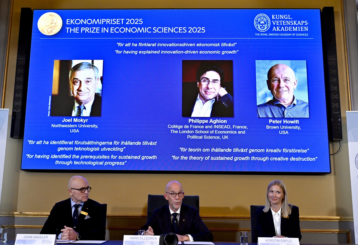 (De izquierda a derecha) el profesor John Hassler, presidente del Comité del Premio Nobel de Economía; Hans Ellegren, secretario permanente de la Academia sueca de Ciencias, y la profesora Kerstin Enflo, miembro del Comité del Premio Nobel de Economía anuncian los ganadores de la edición de 2025, en un acto celebrado en Estocolmo: Joel Mokyr, de Estados Unidos; Philippe Aghion, de Francia, y Peter Howitt, de Estados Unidos. (Foto de Anders Wiklund de la agencia EFE/EPA)