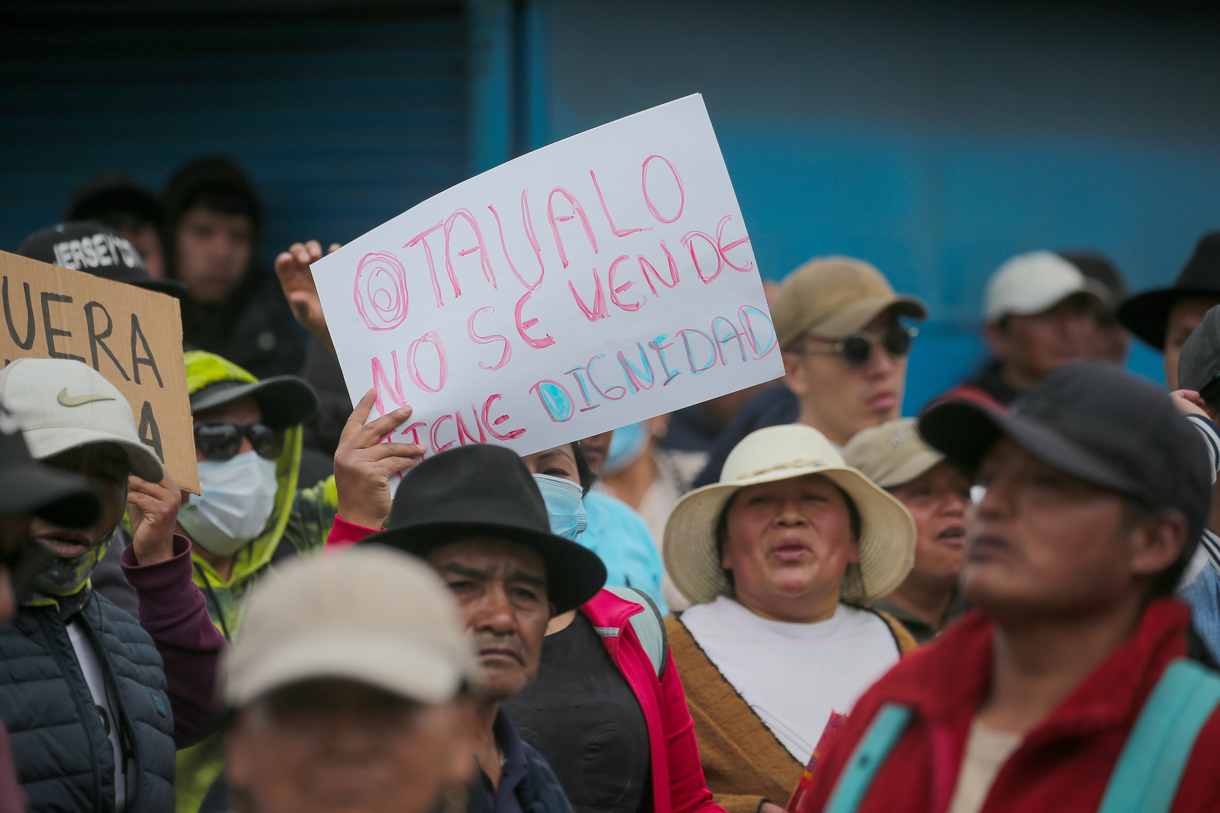 Personas participan en una manifestación el miércoles en Otavalo (Ecuador). (Foto de José Jácome de la agencia EFE)