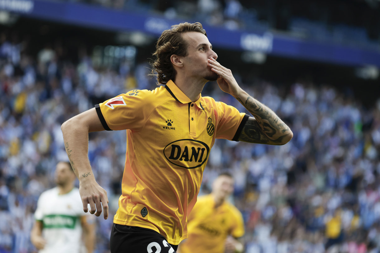 El defensa del RCDE Espanyol Carlos Romero celebra su gol ante el Elche durante el partido de la jornada 10 de la LaLiga entre el Espanyol y el Elche, este sábado en el RCDE Stadium en Barcelona. (Foto de Toni Albir de la agencia EFE)