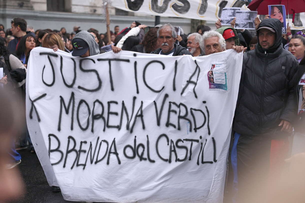 Personas participan en una manifestación por el feminicidio de Brenda Loreley Del Castillo, Morena Verdi y Lara Morena Gutiérrez, en Buenos Aires (Argentina). (Foto de archivo Adán González de la agencia EFE)