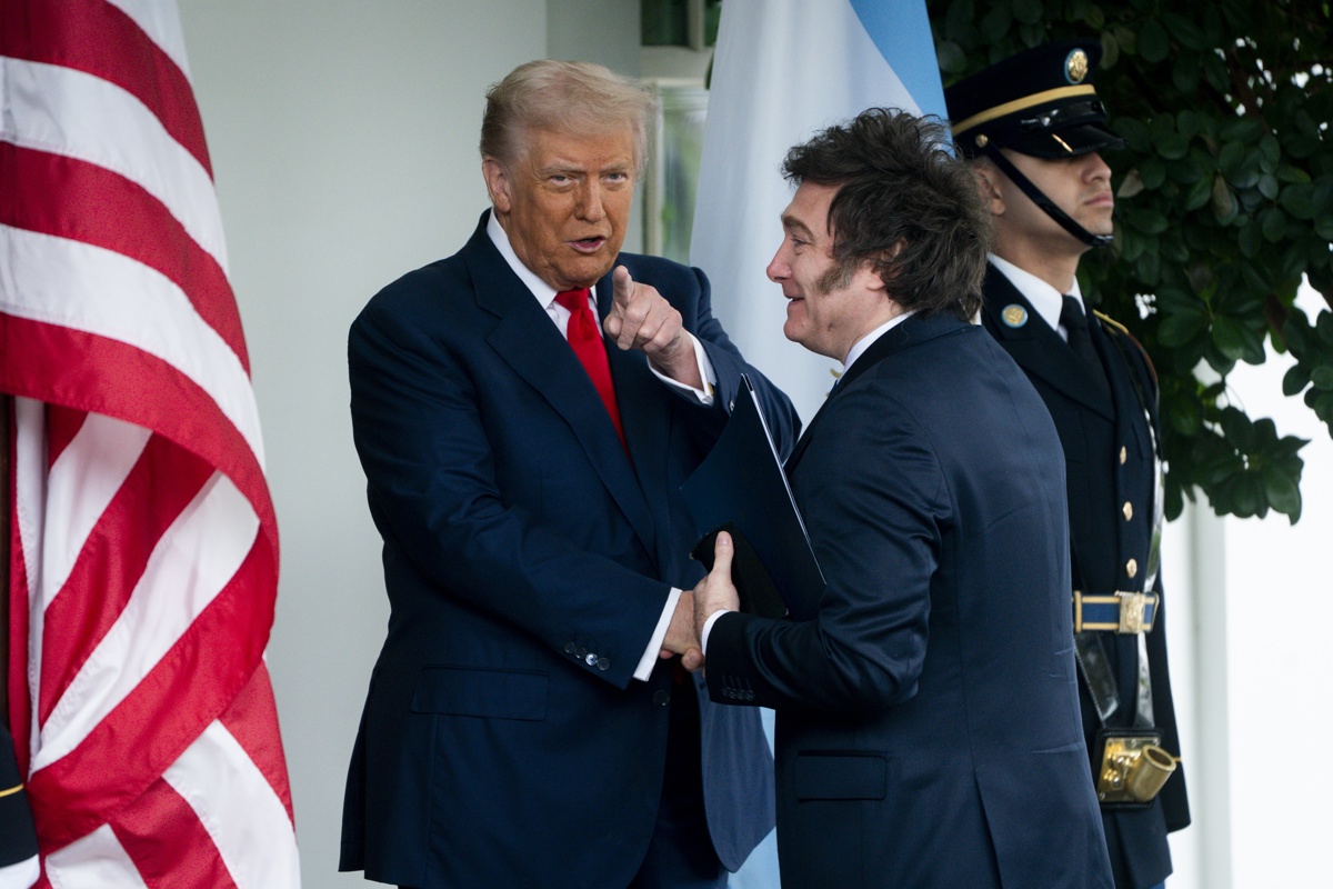 El presidente de EUA, Donald Trump, y el mandatario de Argentina, Javier Milei, el 14 de octubre de 2025. (Foto de Will Oliver de la agencia EFE)