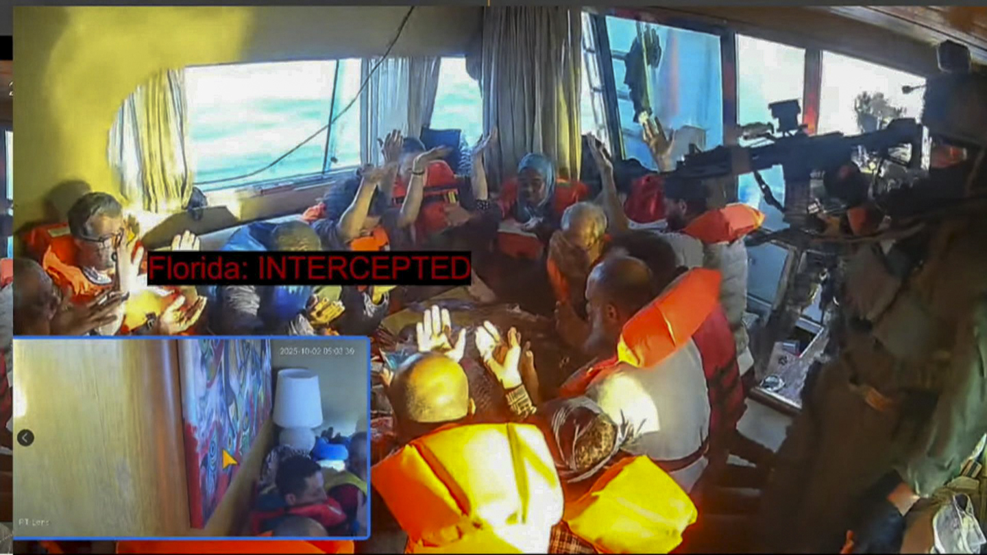 Soldados israelíes en uno de los barcos de la flotilla Sumud interceptados. (EFE/ Captura de la señal de la Global Flotilla Sumud)