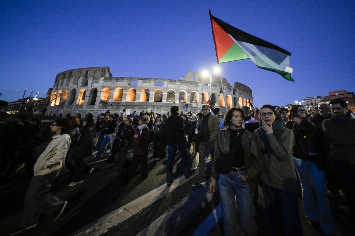 Manifestantes participan en una manifestación por Gaza en el Coliseo tras la incautación por parte del ejército israelí de los buques de la Flotilla Global Sumud (GSF), en Roma, Italia, el 2 de octubre de 2025. (Foto de Riccardo Antimiani de la agencia EFE/EPA)