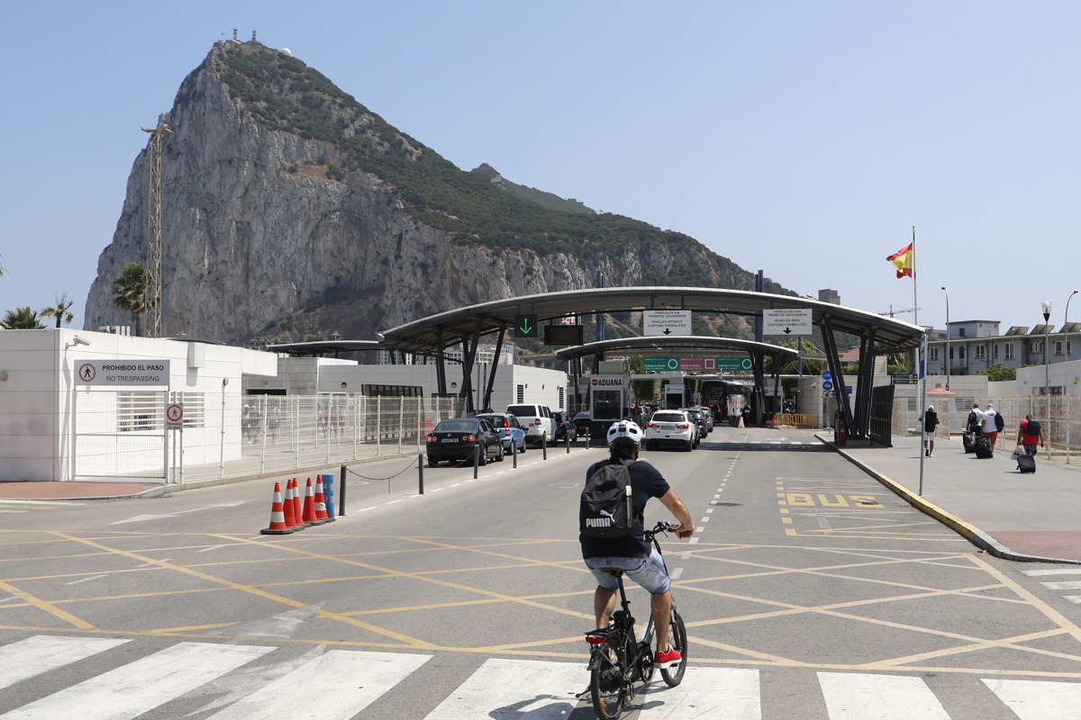La desaparición de la verja de Gibraltar, una de las consecuencias más visibles que tendrá el acuerdo para el encaje de la colonia tras el brexit, marca un simbólico hito en la historia del que es considerado uno de los pasos fronterizos más pequeños del Mundo. (Foto de archivo de A. Carrasco Ragel de la agencia EFE)