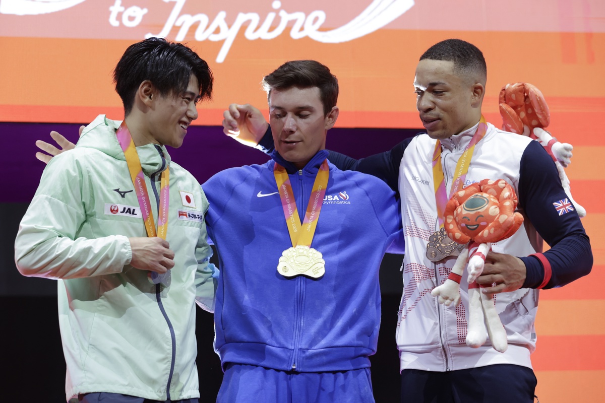 El podio con el japonés Daiki Hashimot, plata, el estadounidense Brody Malone, oro, y el británico Joe Fraser, bronce, en la Copa del Mundo de gimnasia, Yakarta, Indonesia. (Foto de Mast Irham de EFE/EPA)