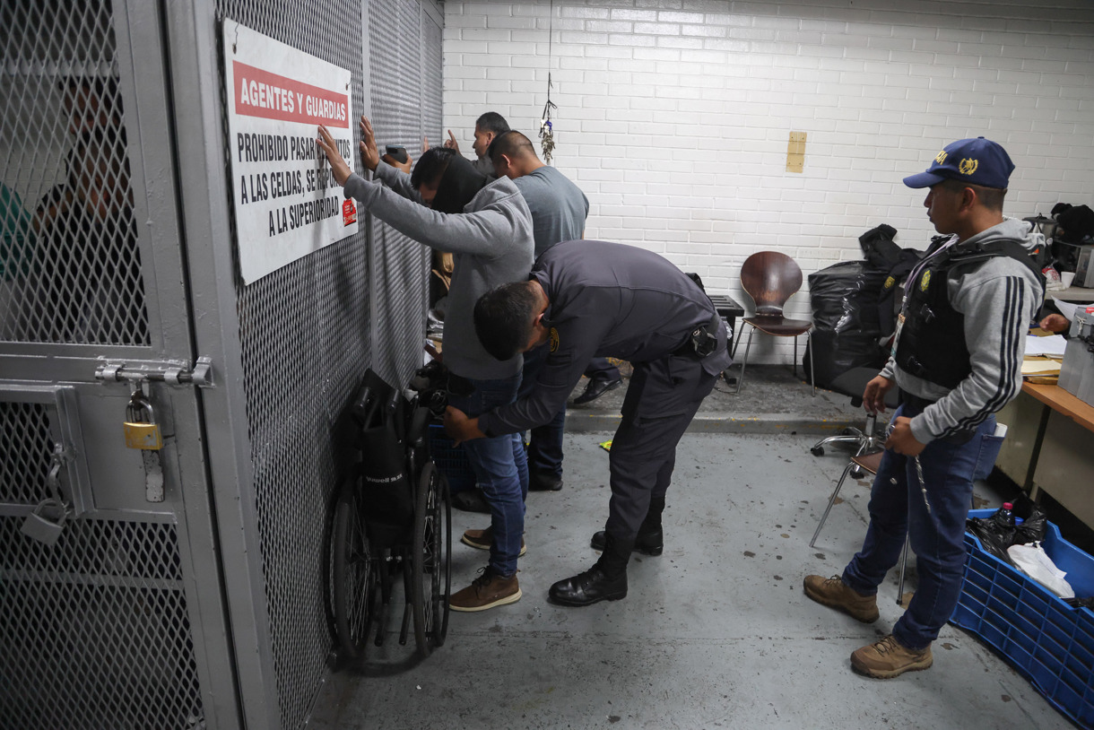 Un grupo de agentes del Sistema Penitenciario de Guatemala esperan audiencia en la Torre de Tribunales este sábado, en Ciudad de Guatemala (Guatemala). (Foto de Mariano Macz de la agencia EFE)
