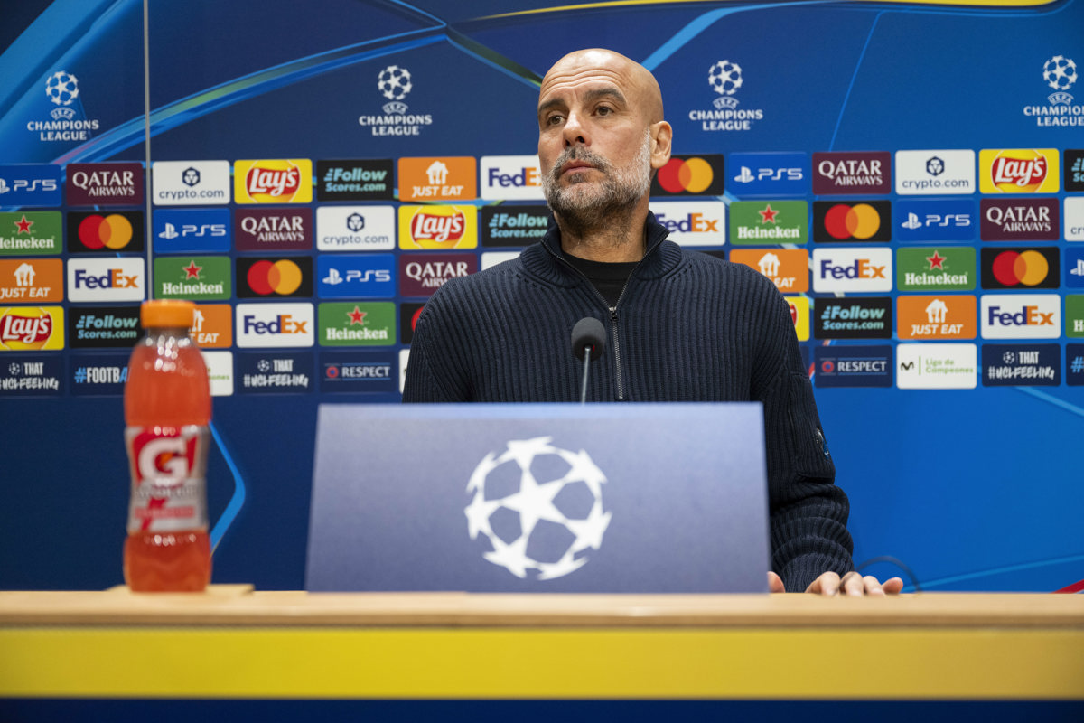El entrenador del Manchester City, Pep Guardiola, durante la rueda de prensa previa al partido de Liga de Campeones de mañana martes frente al Villarreal en el Estadio de la Cerámica. (Foto de Andreu Esteban de la agencia EFE)