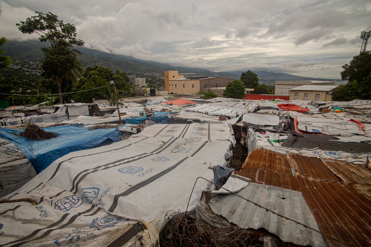 El exterior del campamento de desplazados Camp Kid este viernes, en Puerto Príncipe (Haití). (Foto de Mentor David Lorens de la agencia EFE)