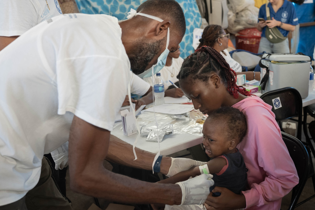 Fotografía cedida por el Programa Mundial de Alimentos (WFP sus siglas en inglés) donde se observa un médico atendiendo a un menor durante una jornada de salud este miércoles, en la Escuela Jean Marie César, en Puerto Príncipe (Haití). (EFE/ María Gallar /Programa Mundial de Alimentos)