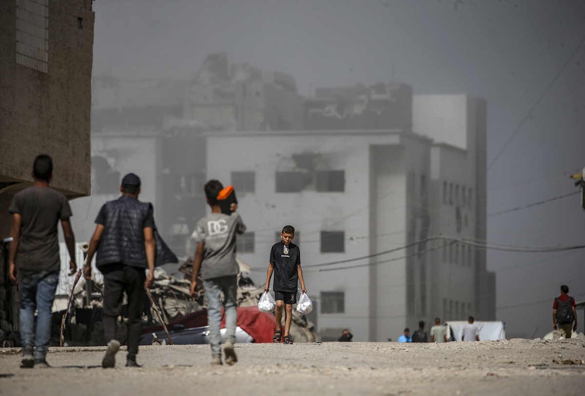 Humo se eleva tras un ataque aéreo israelí cerca del hospital Al Shifa durante una operación militar israelí en la ciudad de Gaza, Franja de Gaza, 02 de octubre de 2025. (Foto de Mohammed Saber de la agencia EFE)