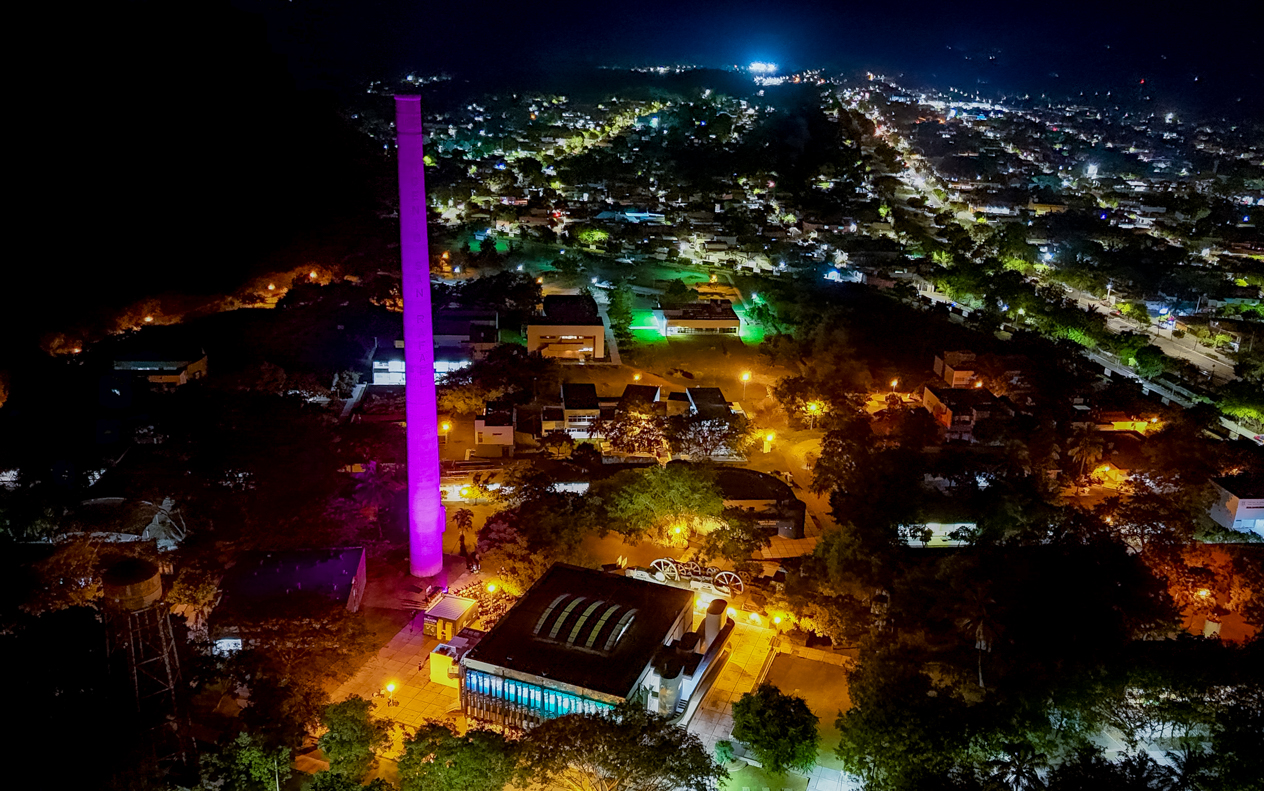 Con la iluminación, la UdeC reafirma su compromiso con la prevención y con la sensibilización hacia quienes padecen esa enfermedad. (Foto de la Dirección General de Prensa de la UdeC)