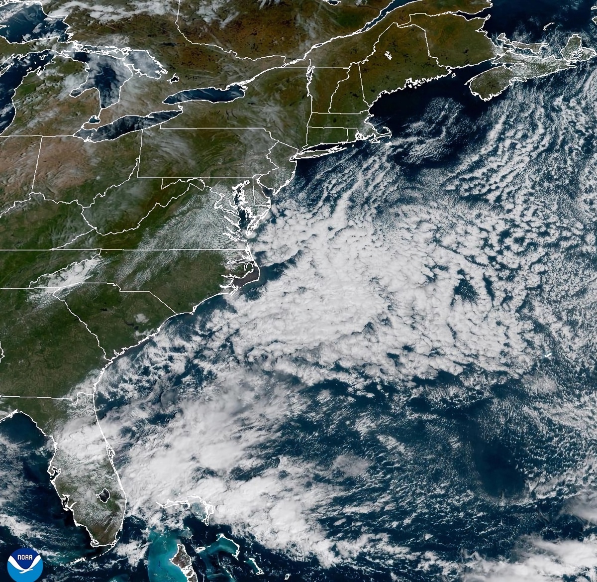 Fotografía satelital cedida este jueves por la Oficina Nacional de Administración Oceánica y Atmosférica de Estados Unidos (NOAA), a través del Centro Nacional de Huracanes (NHC), que muestra la localización del huracán “Imelda” frente a las costas estadounidenses en el Atlántico. (EFE/NOAA-NHC)