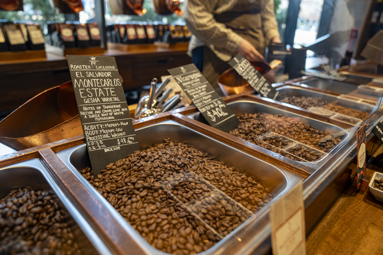Granos de café exhibidos en un Starbucks en Manhattan, Nueva York (Estados Unidos). (Foto de archivo del 13 de marzo de Ángel Colmenares de la agencia EFE)