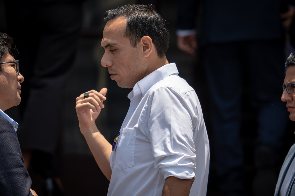 El presidente de Perú, José Jerí, al conversar con un asesor, en el Patio de Honor del Palacio de Gobierno, en Lima (Perú). (Foto tomada el 14 de octubre de John Reyes de la agencia EFE)