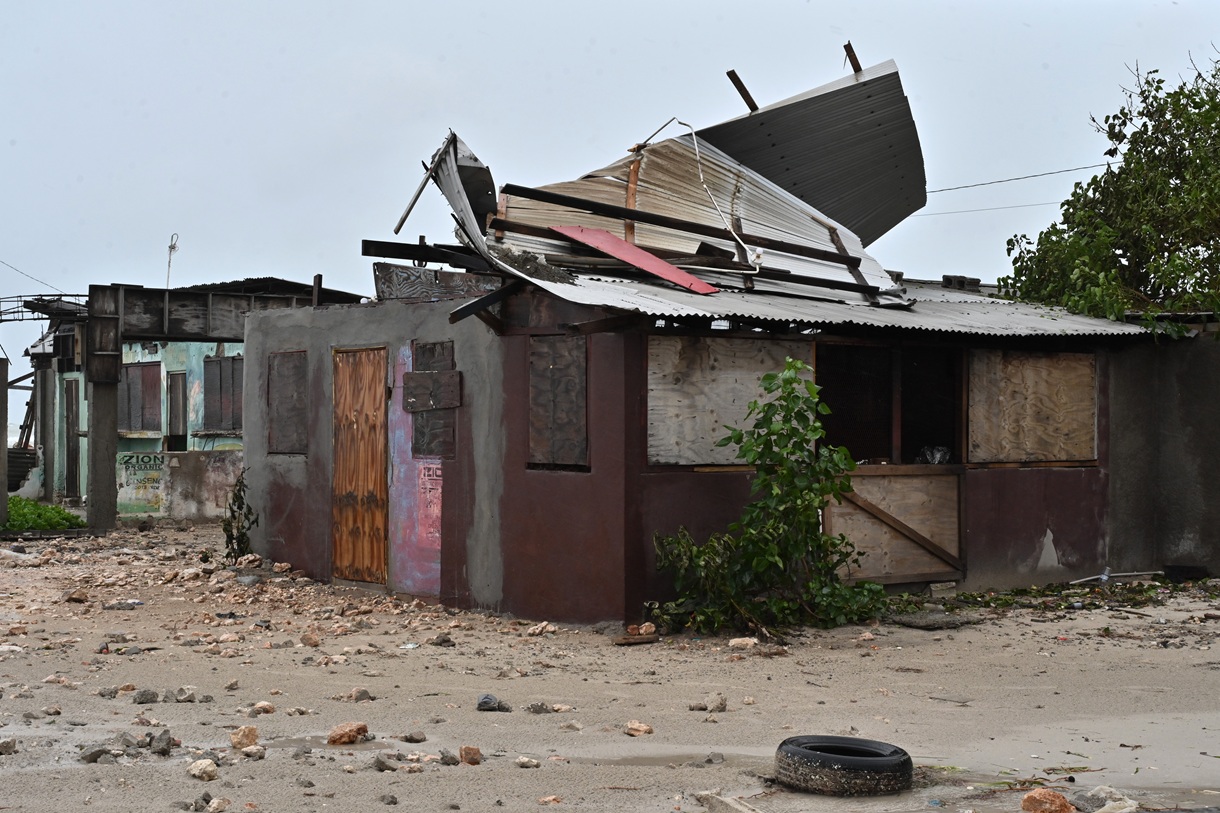 Imagen de una casa dañada por el huracán Melissa en Portmore (Jamaica). (Foto de Rudolph Brown de la agencia EFE)