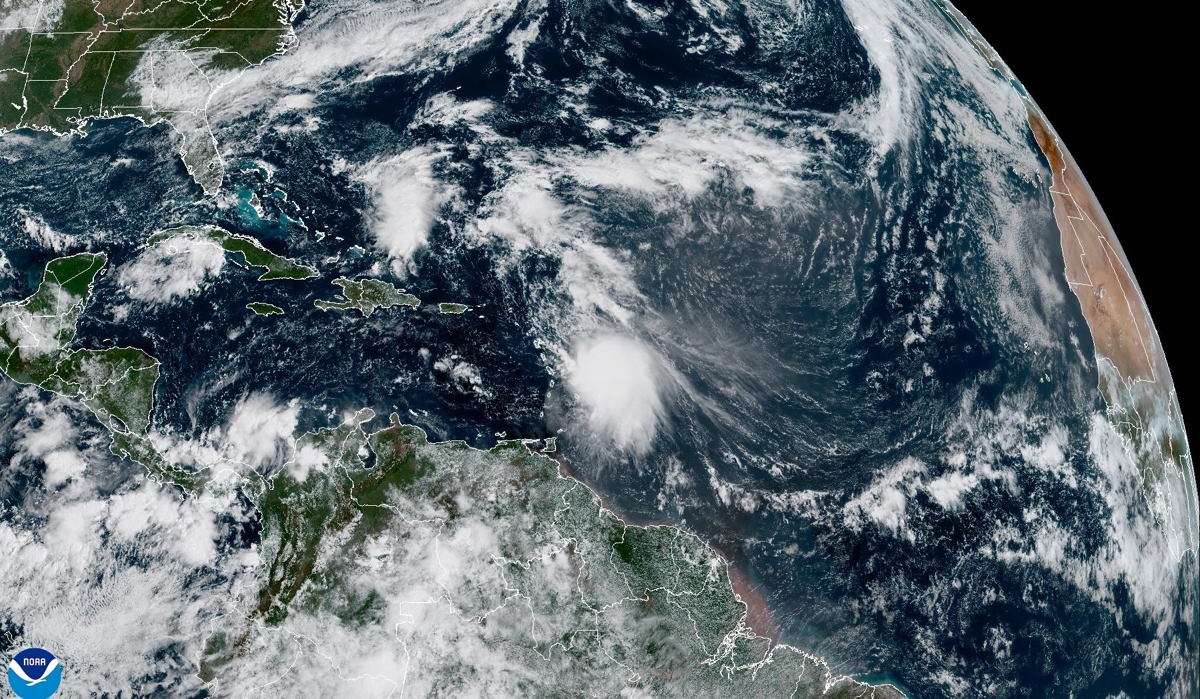 Fotografía satelital cedida este jueves por la Oficina Nacional de Administración Oceánica y Atmosférica de Estados Unidos (NOAA), a través del Centro Nacional de Huracanes (NHC), donde se muestra la localización de la tormenta Jerry en el Atlántico. ( Foto EFE/NOAA-NHC)