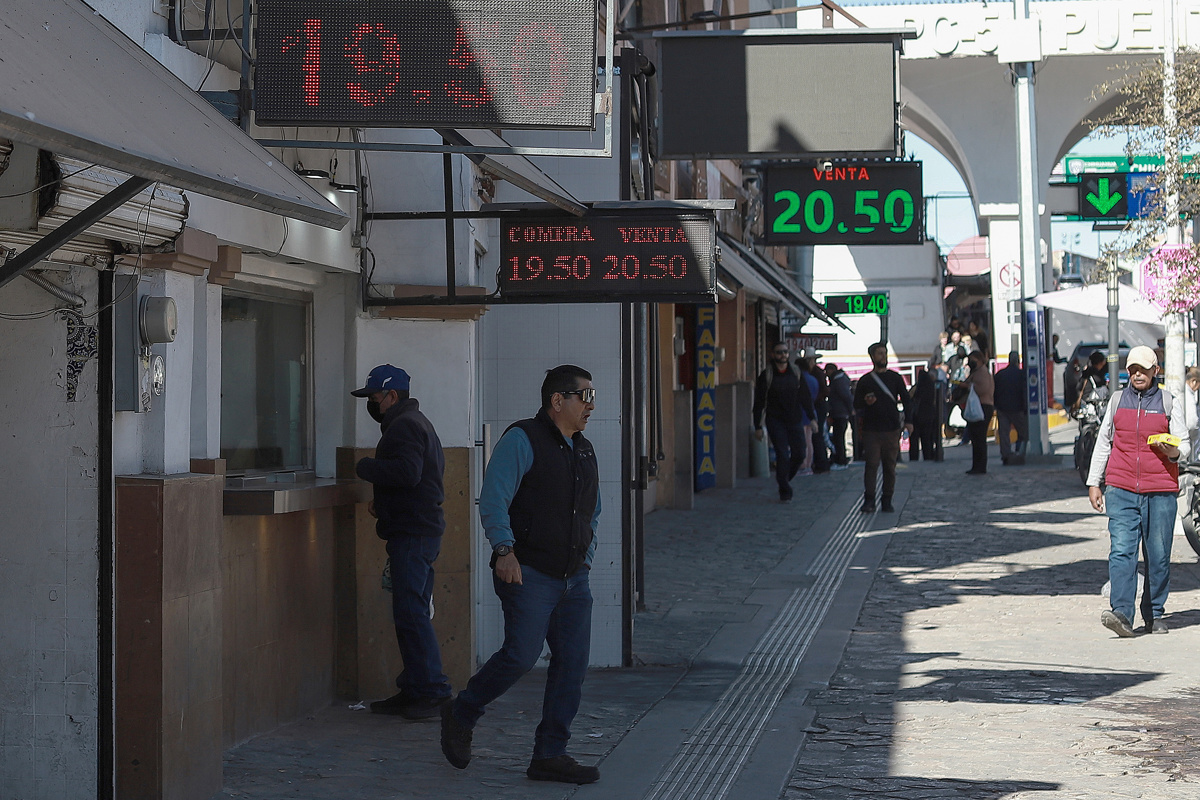 Personas comprando divisas en una casa de cambio de dólar, en Ciudad Juárez, Chihuahua (México). (Foto de archivo del 30 de mayo de 2025 de Luis Torres de la agencia EFE)