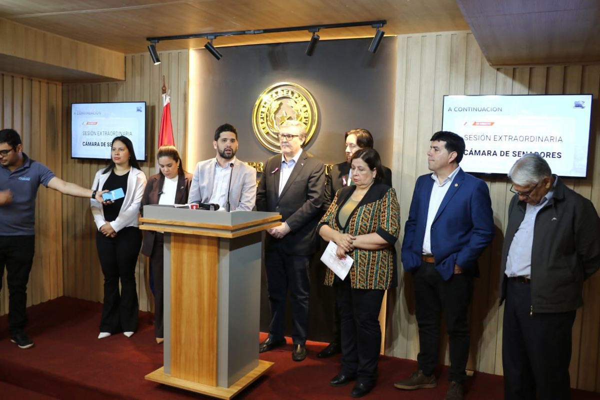 Fotografía cedida por el Senado de Paraguay que muestra a legisladores de la oposición durante una rueda de prensa este jueves, en el Palacio Legislativo en Asunción (Paraguay). (EFE/ Senado de Paraguay)