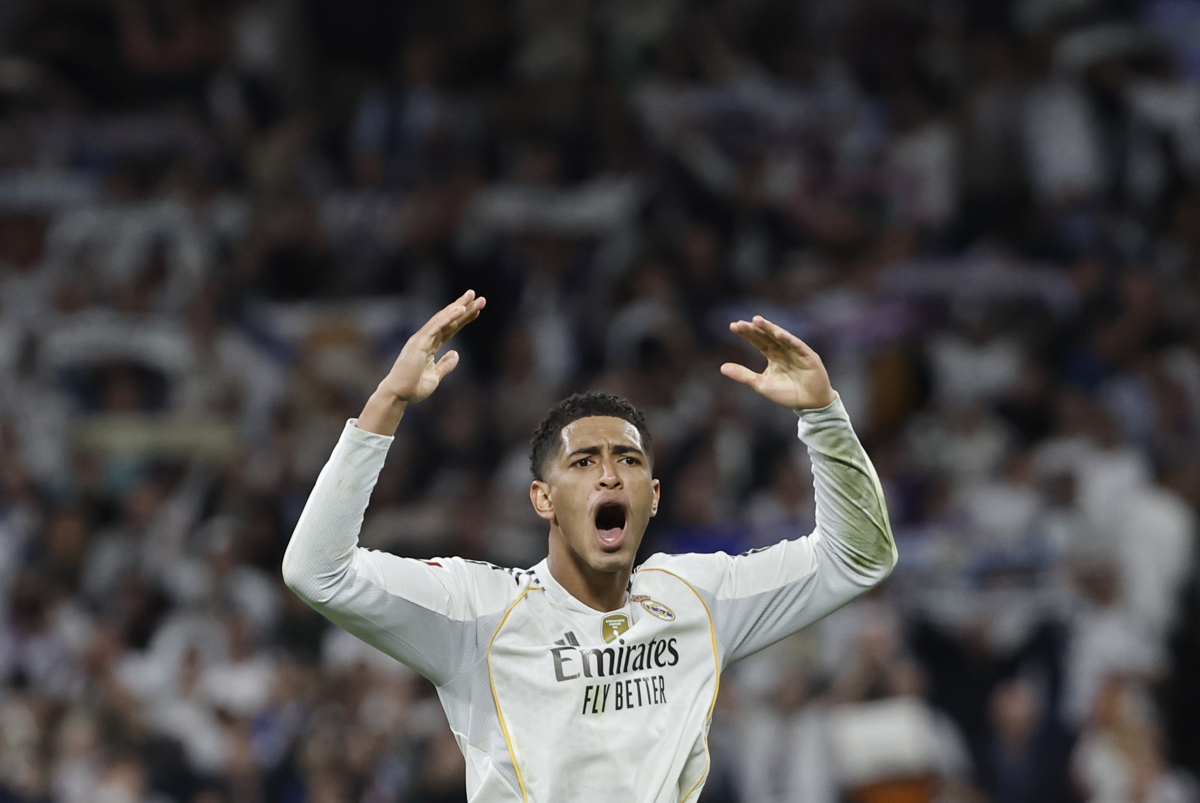 El centrocampista del Real Madrid Jude Bellingham, celebra la victoria contra el Barcelona tras el partido de la décima jornada de LaLiga EA Sports, que Real Madrid y FC Barcelona disputaron en el estadio Santiago Bernabéu. (Foto de Sergio Pérez de la agencia EFE)