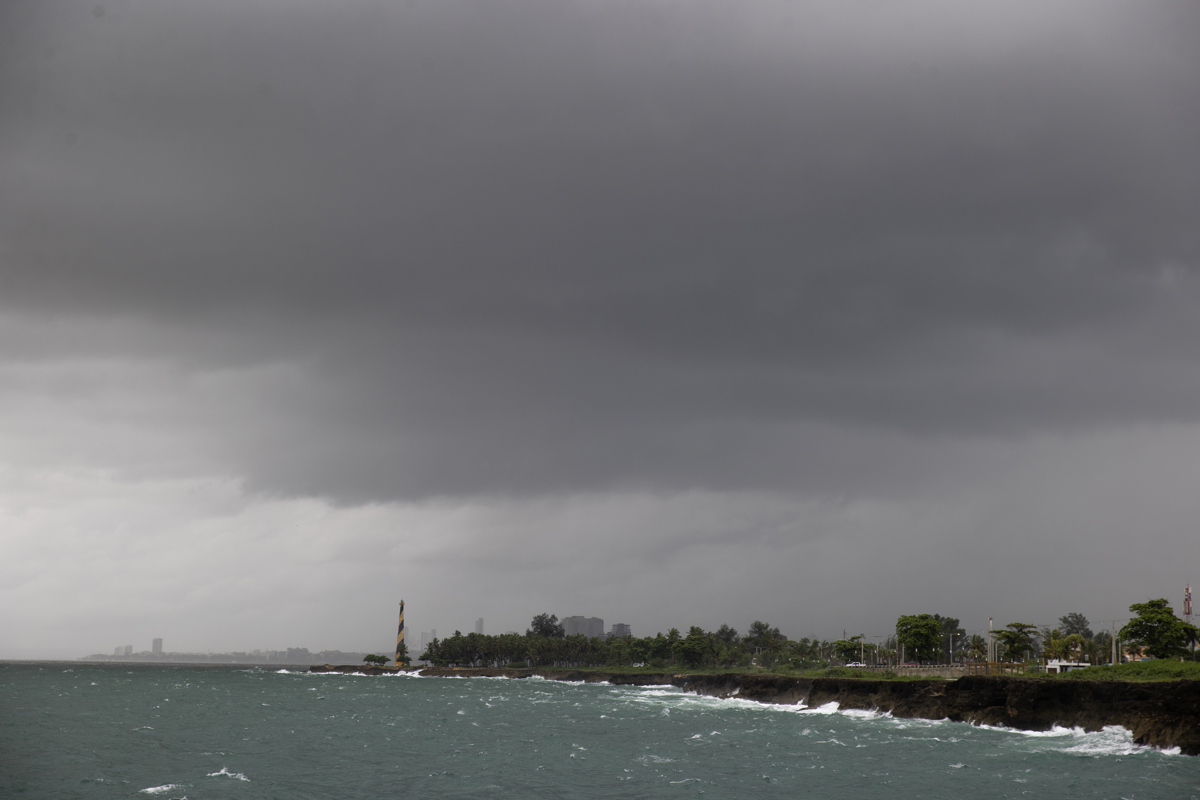 Imágenes de la lluvia durante el paso del huracán Melissa por el Caribe. (Foto de Orlando Barría de la agencia EFE)