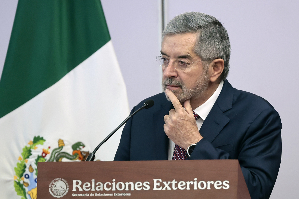 El secretario de Relaciones Exteriores de México, Juan Ramón de la Fuente, habla en una rueda de prensa en la Cancillería de México, en Ciudad de México (México). (Foto de archivo de José Méndez de la agencia EFE)