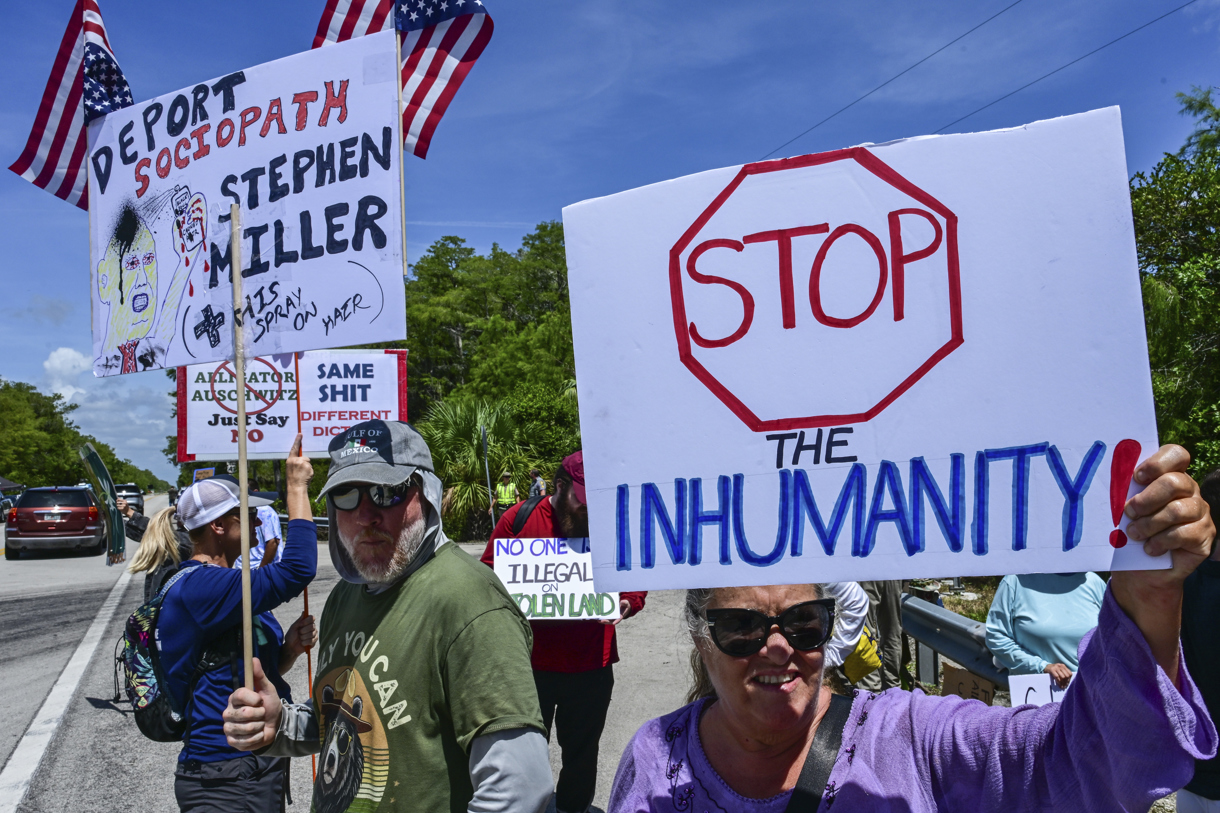 Personas sosteniendo carteles durante una manifestación frente el centro de detención de migrantes “Alligator Alcatraz” en Ochopee (EUA). (Foto de archivo de Giorgio Viera de la agencia EFE)