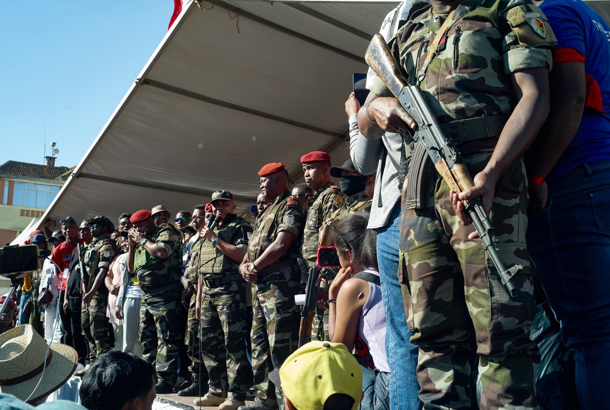 Miembros de las fuerzas armadas se dirigen a la multitud en Antananarivo, Madagascar, 14 de octubre de 2025. (Foto de Henitsoa Rafalia de la agencia EFE/EPA)