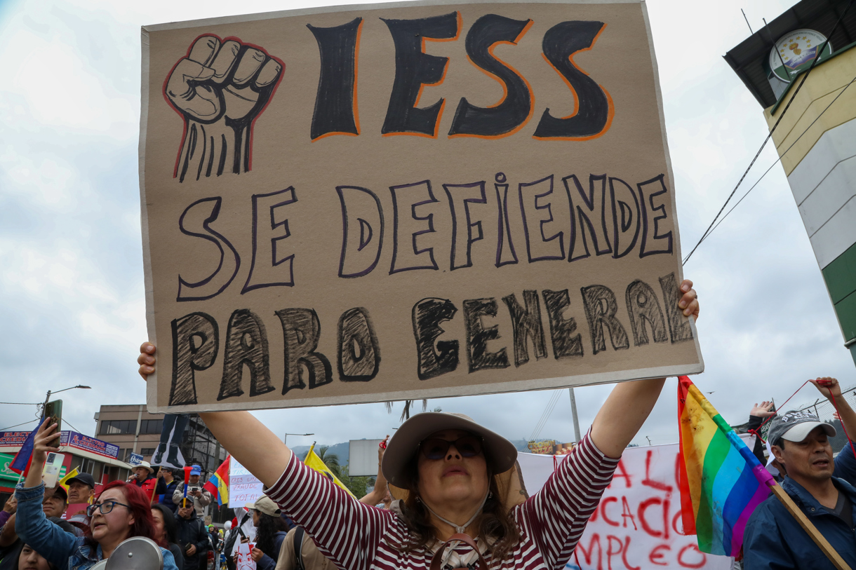Una persona mientras participa en una manifestación en Quito (Ecuador). (Foto de Gianna Benalcazar de la agencia EFE)