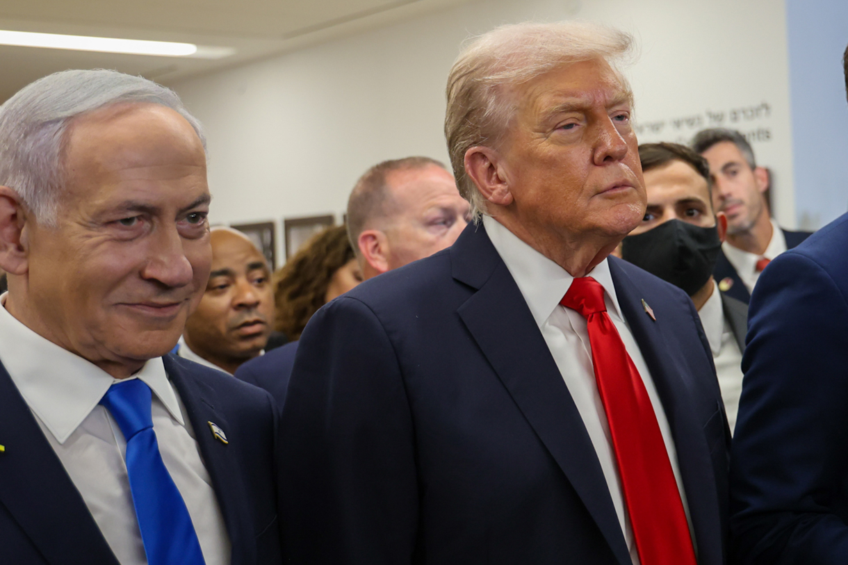 El presidente de Estados Unidos, Donald Trump (d), es recibido por el presidente israelí, Benjamín Netanyahu (i), este lunes a su llegada a Jerusalén (Israel) coincidiendo con la liberación por Hamas de todos los rehenes vivos que han permanecido cautivos en la Franja de Gaza 738 días. (Foto EFE/ Parlamento Israelí -Knéset-)