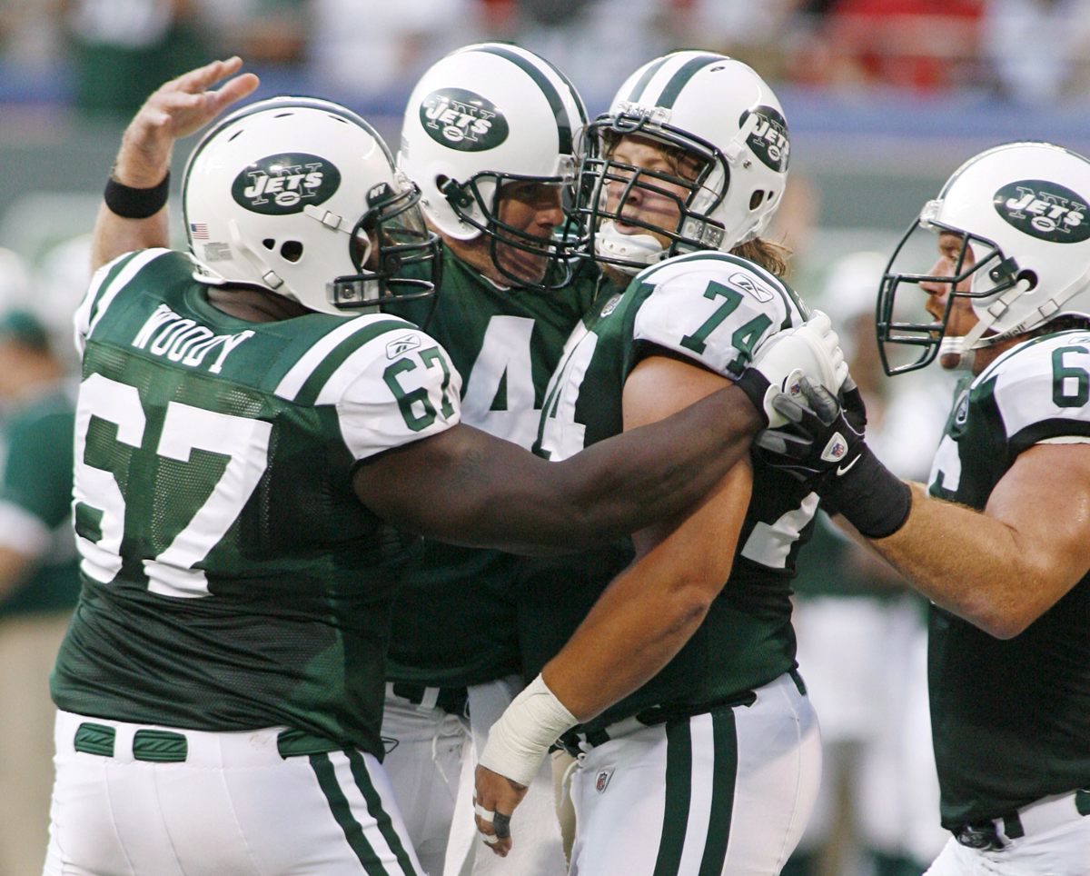 Nick Mangold (cd) en una foto de archivo. La leyenda de los New York Jets de la NFL falleció este domingo a los 41 años por complicaciones renales. (Foto de Jason Szenes de la agencia EFE)