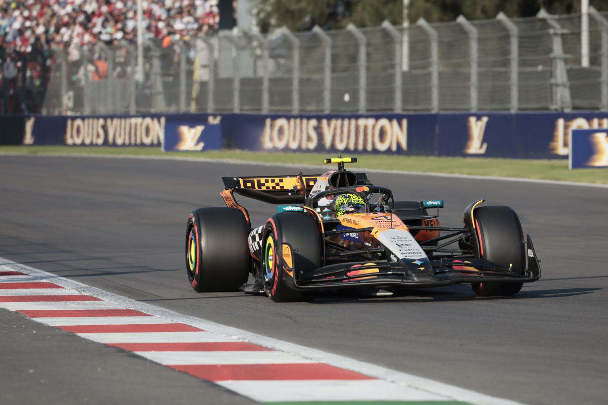 El británico Lando Norris de McLaren, participa en la primera sesión de entrenamientos del Gran Premio de México de la Fórmula Uno, en el Autódromo Hermanos Rodríguez en Ciudad de México (México). (Foto de José Méndez de la agencia EFE)