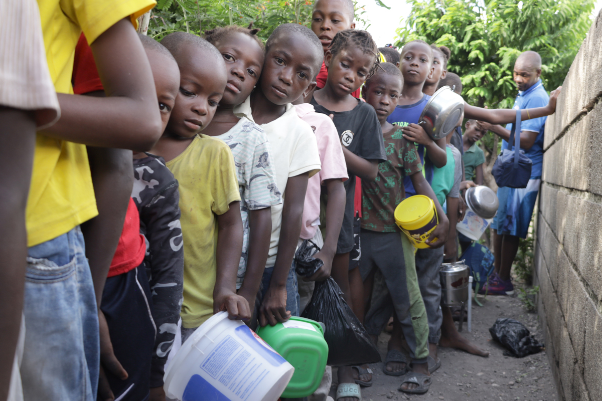 El 29 de agosto de 2025 fueron captados unos niños haciendo fila para recibir comida en Petite Rivière de l'Artibonite (Haití). (Foto de Patrice Noel de la agencia EFE)