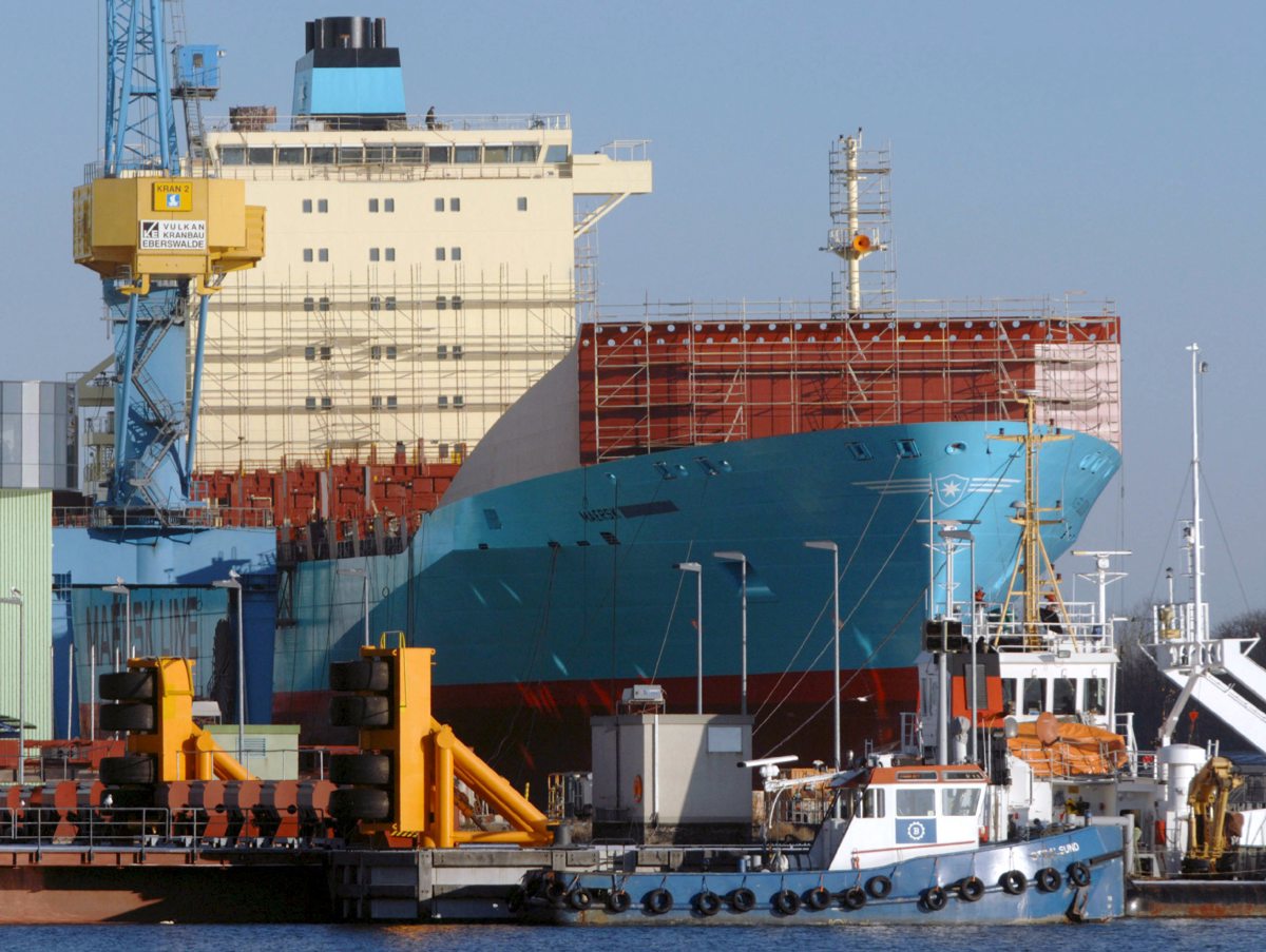 Un barco de transporte de contenedores amarrado en el muelle de Stralsund, Alemania. (Foto de archivo de Stefan Sauer de la agencia EFE)