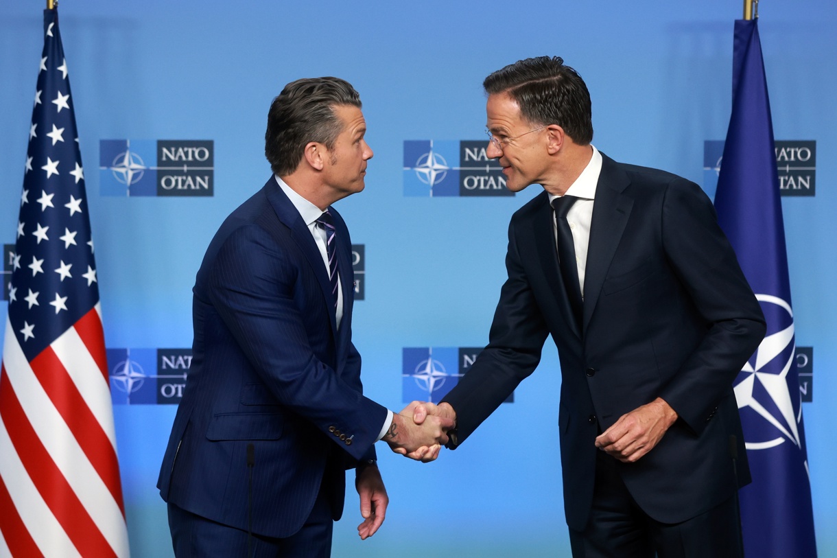 El secretario general de la OTAN, Mark Rutte (D), recibe al secretario de Guerra de EUA, Pete Hegseth, antes de la reunión de Ministros de Defensa de la OTAN en Bruselas, Bélgica, 15 de octubre de 2025. (Foto de Olivier Hoslet de la agencia EFE/EPA)