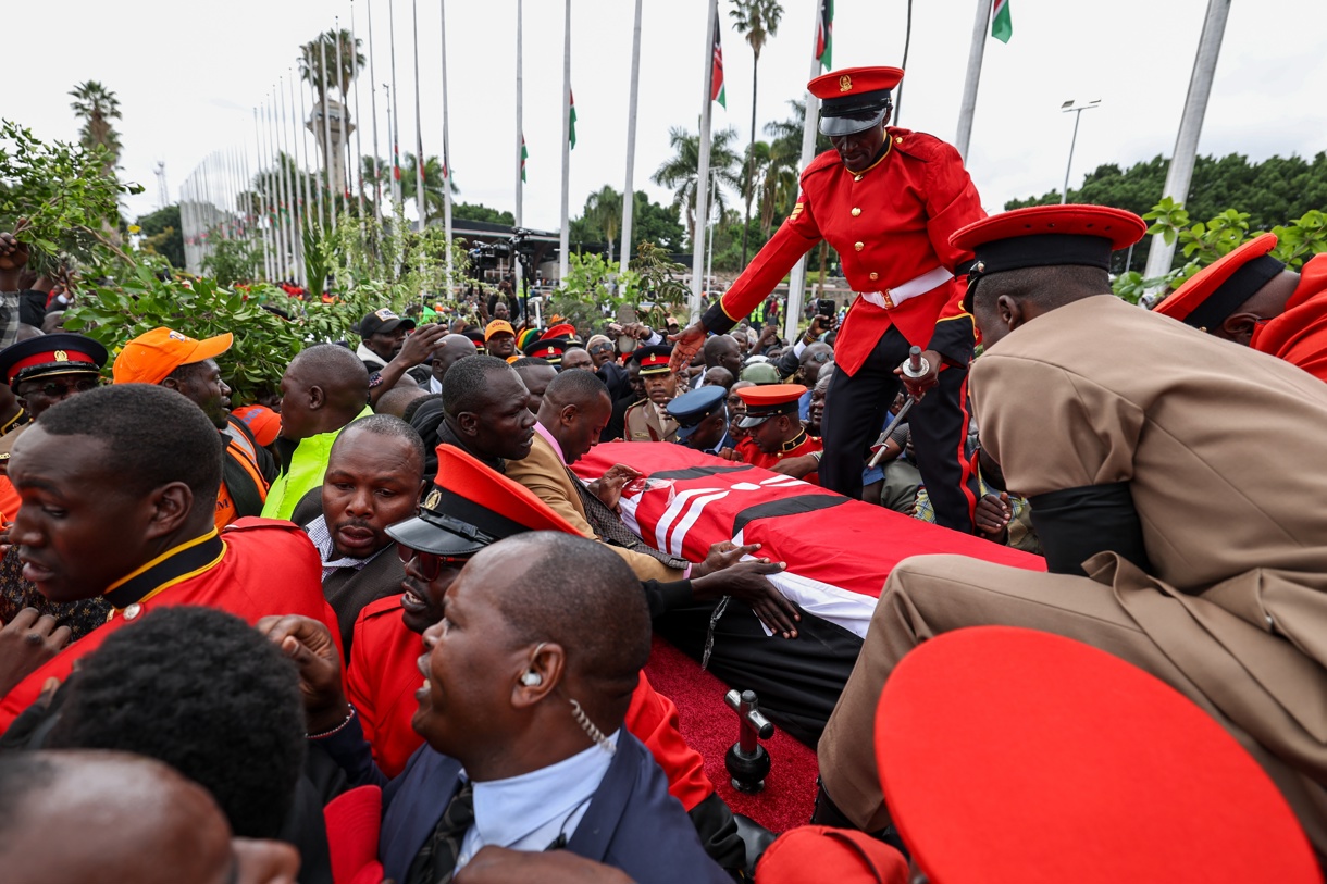 El féretro que contiene el cuerpo del fallecido exprimer ministro keniano y líder de la oposición, Raila Odinga, es colocado en un carro de artillería para su transporte después de llegar al Aeropuerto Internacional Jomo Kenyatta en Nairobi, Kenia, el 16 de octubre de 2025. (Foto de Daniel Irungu de la agencia EFE/EPA)
