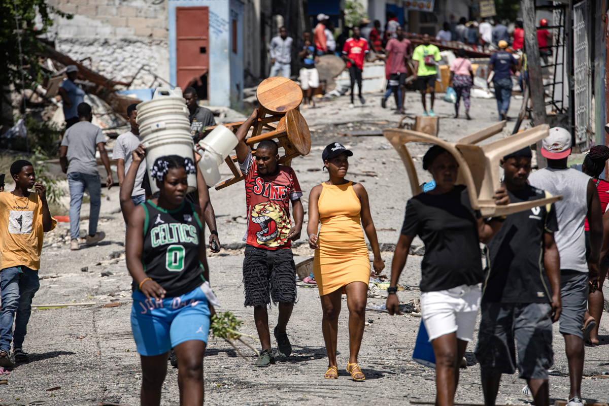 Personas caminan por el barrio Nazon en Puerto Príncipe (Haití). (Foto de archivo de Mentor David Lorens de la agencia EFE)