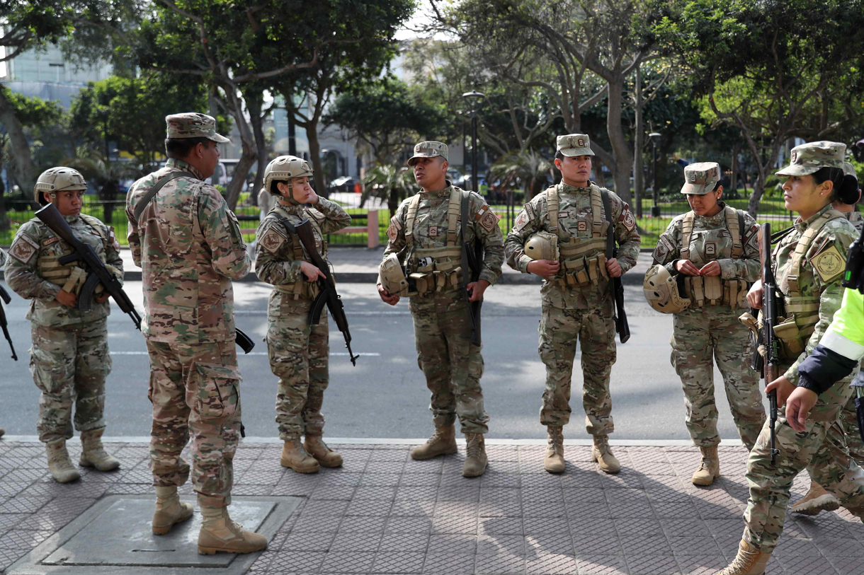 Militares patrullan las calles este miércoles, en Lima (Perú). (Foto de Paolo Aguilar de la agencia EFE)