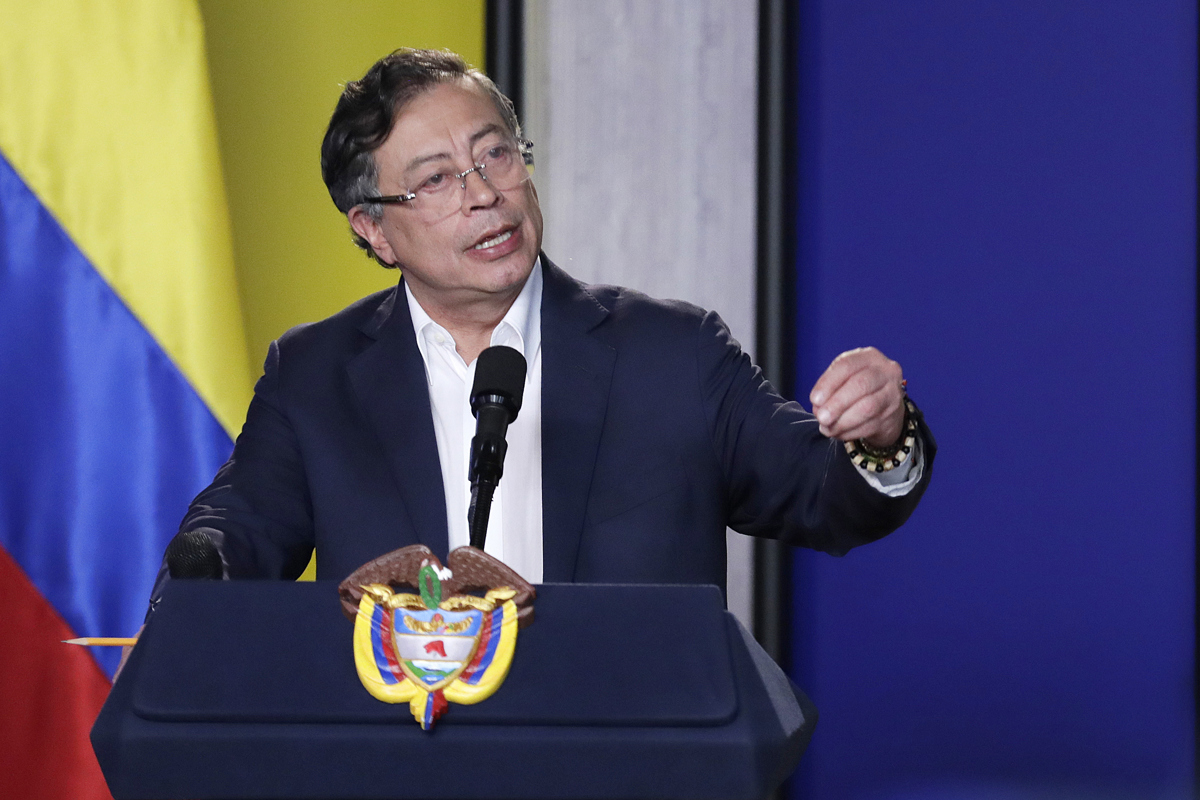 El presidente de Colombia, Gustavo Petro, habla durante una rueda de prensa a medios internacionales este jueves, en Bogotá (Colombia). (Foto de Carlos Ortega de la agencia EFE)